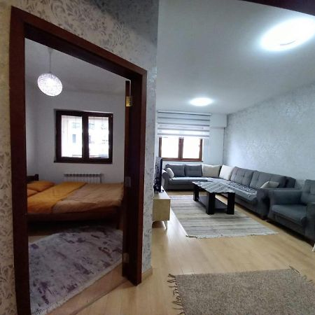סקופיה Two Rooms And Kitchen, Bathroom With Balcony Apartment מראה חיצוני תמונה