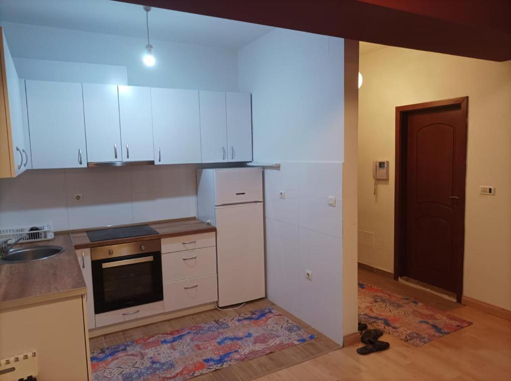 סקופיה Two Rooms And Kitchen, Bathroom With Balcony Apartment מראה חיצוני תמונה