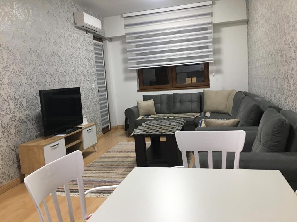 סקופיה Two Rooms And Kitchen, Bathroom With Balcony Apartment מראה חיצוני תמונה