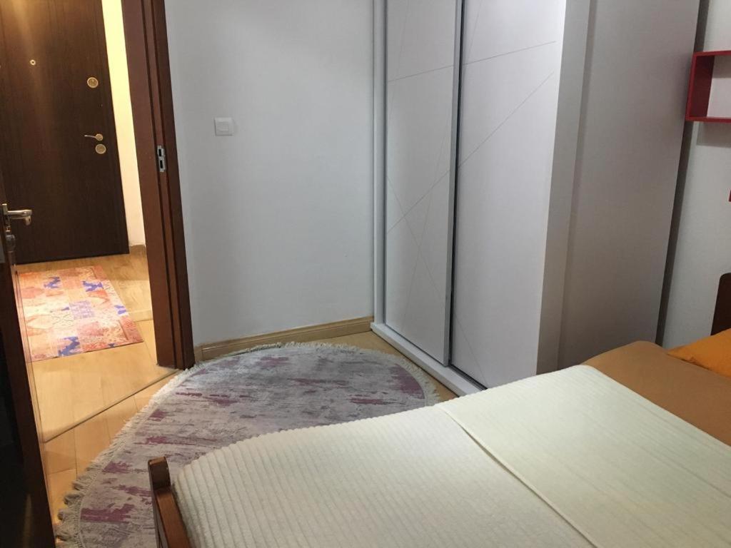 סקופיה Two Rooms And Kitchen, Bathroom With Balcony Apartment מראה חיצוני תמונה
