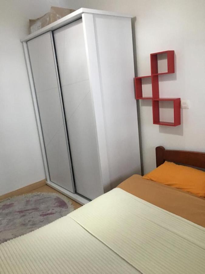 סקופיה Two Rooms And Kitchen, Bathroom With Balcony Apartment מראה חיצוני תמונה