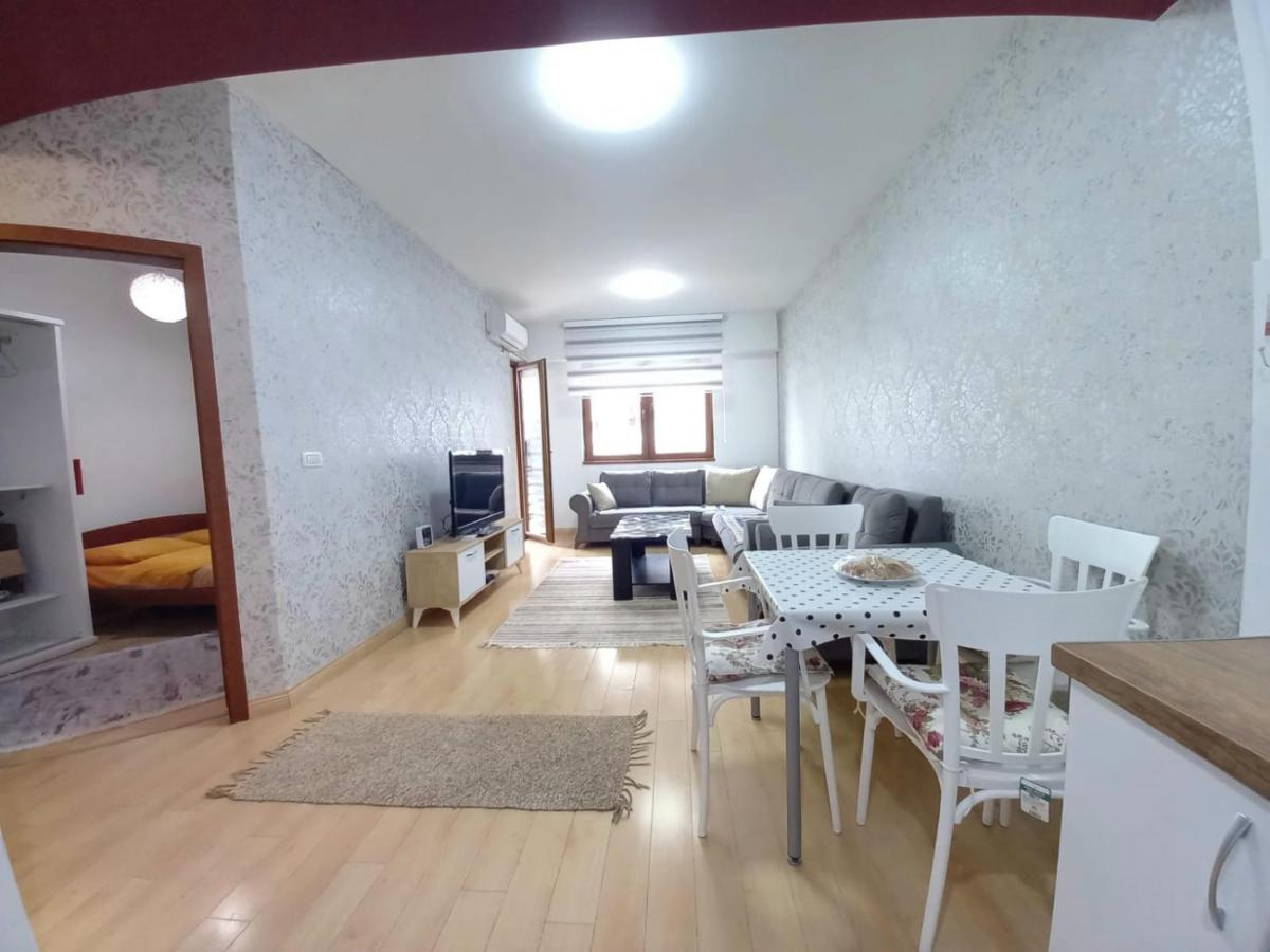 סקופיה Two Rooms And Kitchen, Bathroom With Balcony Apartment מראה חיצוני תמונה