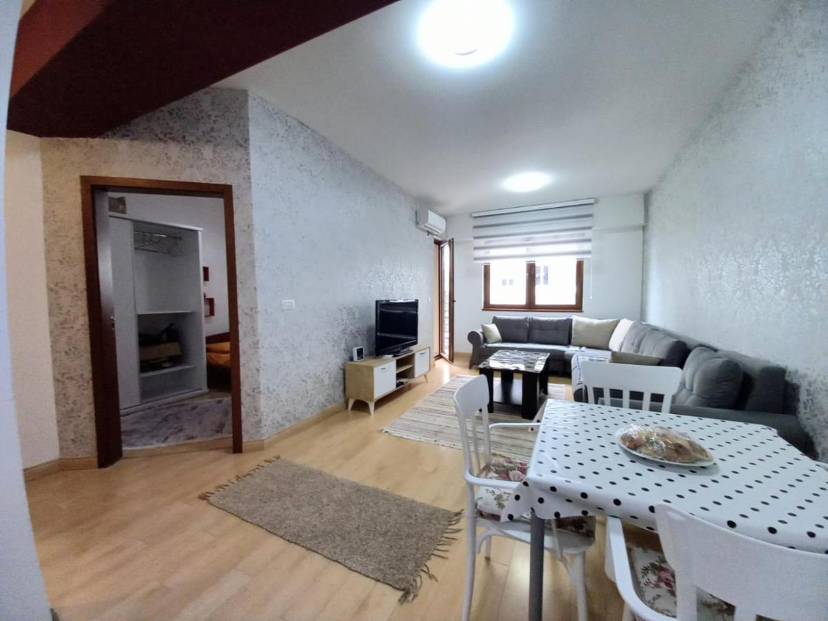 סקופיה Two Rooms And Kitchen, Bathroom With Balcony Apartment מראה חיצוני תמונה